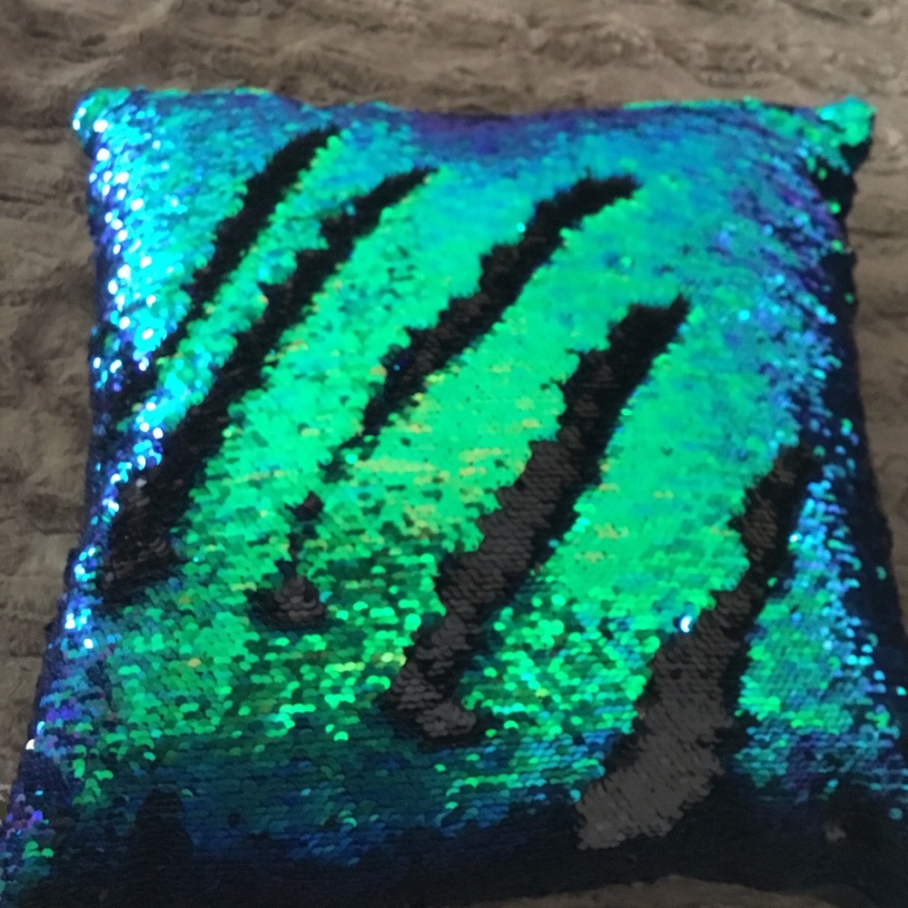 SOLD🚨Sale 5/$25🚨 NWT Color Changing Pillow - Picture 5 of 6